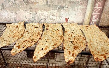 مراحل پخت نان سنگک در نانوایی را ببینید + ویدئو