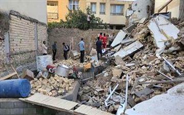 ریزش ساختمان ۲ طبقه در اصفهان/ ۲ نفر زیر آوار محبوس شدند