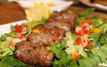 طرز تهیه کباب بلغاری در فر؛ طعمی جدید و جذاب برای مهمانی‌ها
