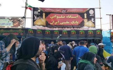  خدمت رسانی موکب هیئت خادمین حضرت زهرا(س) کارکنان بانک ملی