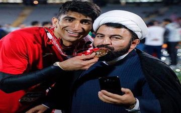 عکسی جالب از روحانی پرسپولیسی در جشن قهرمانی