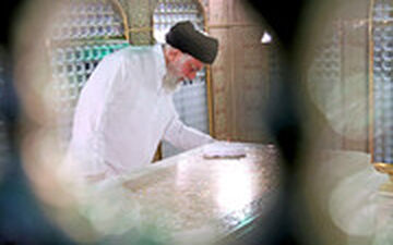 حضور رهبر انقلاب در بارگاه حضرت امام رضا(ع)