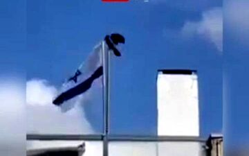 پرچم اسراییل توسط یک کلاغ پایین کشیده شد! + ویدئو