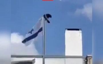 پرچم اسراییل توسط یک کلاغ پایین کشیده شد! + ویدئو