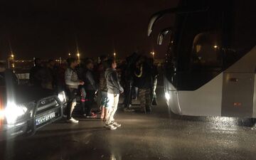  هواداران خشمگین جلوی اتوبوس را گرفتند !