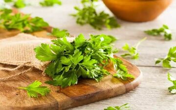 این سبزی 3 برابر پرتقال ویتامین سی و 2 برابر اسفناج آهن دارد/ کلیه‌ها را تصفیه، استخوان و دندان‌ها را تقویت می‌کند