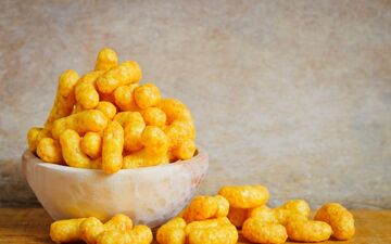طرز تهیه پفک خانگی ترد و خوشمزه بدون مواد افزودنی