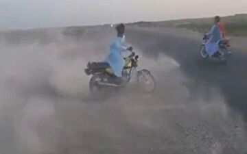 تصادف دردناک حین انجام حرکات نمایشی با موتور