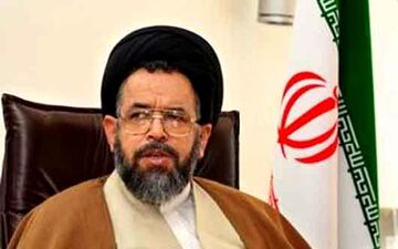 رفتار تحسین برانگیز وزیر اطلاعات در نمایشگاه مطبوعات