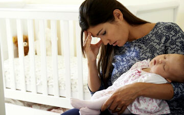 افسردگی بعد از زایمان چه اشخاصی را تحت تأثیر قرار می‌دهد؟
