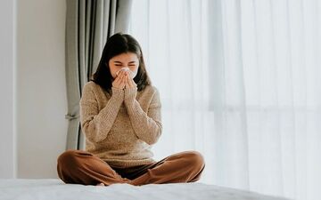 اگه ملحفه تخت و بالشت رو به موقع نشوریم چی میشه؟