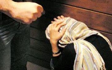 عکس های برهنه دختر جوان آبرویش را برد