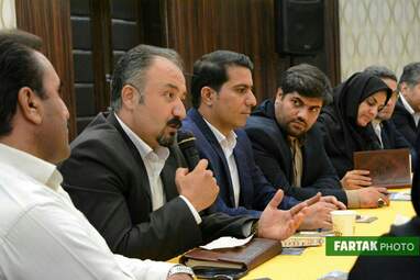 نشست هم‌اندیشی تورلیدرها برای جذب گردشگر  در سالن آناهیتا هتل پارسیان کرمانشاه 