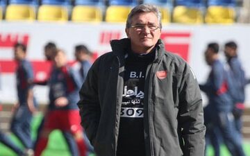  برانکو، بازیِ آبی‌پوشان را تماشا می‌کند