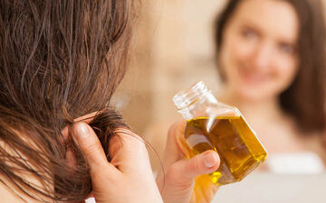 برای از بین بردن شوره سر، بازگرداندن درخشندگی به موها، کاهش موخوره این روغن را به سر بمالید