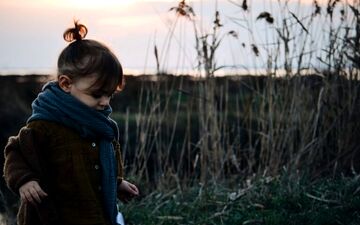 چه لباس‌هایی برای دختر بچه‌ها در پاییز مناسب‌تر است؟
