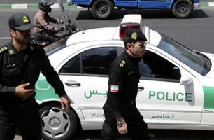 ویدئو / تعقیب و گریز پلیس مشهد با دزد مسلح؛ سارق در خیابان زمینگیر شد