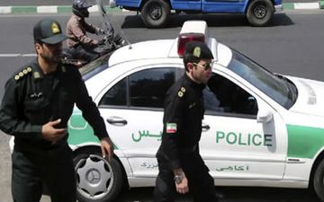 ویدئو / تعقیب و گریز پلیس مشهد با دزد مسلح؛ سارق در خیابان زمینگیر شد