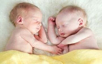 
دوقلوهایی که با یک سال اختلاف متولد شدند