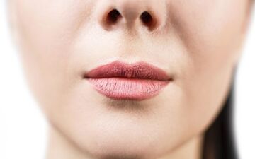  ۱۷ راه طبیعی و موثر برای درمان چین و چروک دور لب