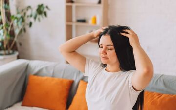 آموزش ماساژ پوست سر برای جلوگیری از ریزش موها