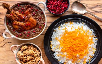 طرز تهیه خورش فسنجان با گوشت یا مرغ؛ طعمی اصیل و دلپذیر