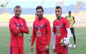 ستاره‌های بزرگ پرسپولیس، نزدیک درهای خروجی باشگاه