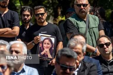 وداع هنرمندان با بهناز نازی؛ پیکر بازیگر سینما و تئاتر در پهنه رودکی بدرقه شد