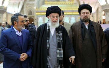 رهبر انقلاب در حرم امام خمینی(ره) و گلزار شهدا حضور یافتند