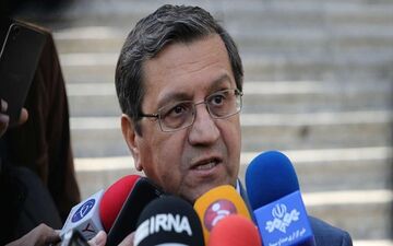 همتی: قانون بانکداری بدون ربا از سال آینده اجرایی می‌شود