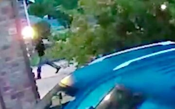 واکنش قاتل پس از مشاهده مدرک اثبات جرمش در دوربین همسایه! + فیلم 