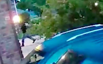 واکنش قاتل پس از مشاهده مدرک اثبات جرمش در دوربین همسایه! + فیلم 