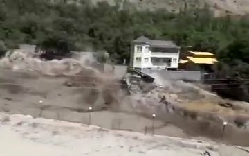 لحظه هولناک جاری شدن سیل در گزنک مازندران+فیلم