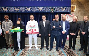 اهدای پرچم متبرک ایران به کاروان ورزشی بازی‌های آسیایی ناگویا