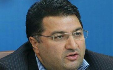 معاون وزیر صنعت: چرا با گران فروشی ماسک در داروخانه ها برخورد نمی شود؟
