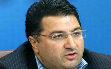 معاون وزیر صنعت: چرا با گران فروشی ماسک در داروخانه ها برخورد نمی شود؟
