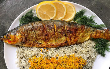 هنرنمایی مادر و دختر کردستانی در پخت ماهی کبابی در قلب یک خانه سنگی 200 ساله | فیلم