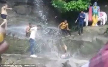 لحظه وحشتناک سقوط مرد جوان از آبشار حین گرفتن سلفی+فیلم