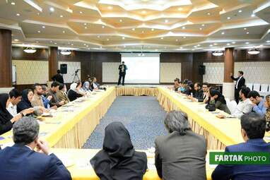  نشست هم‌اندیشی تورلیدرها برای جذب گردشگر  در سالن آناهیتا هتل پارسیان کرمانشاه 