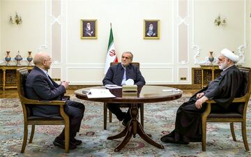 تأکید سران قوا بر استفاده حداکثری از ظرفیت‌ها برای تحقق شعار سال 1404