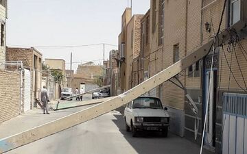 
سقوط تیر برق به دل یک خانه در یزد!