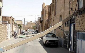 
سقوط تیر برق به دل یک خانه در یزد!