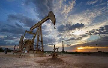 کاهش قیمت نفت به‌دنبال استعفای مشاور اقتصادی ترامپ 