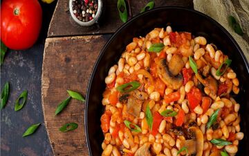 طرز تهیه خوراک لوبیا سفید رستورانی؛ لذیذ، مقوی و ساده برای همه سلیقه‌ها