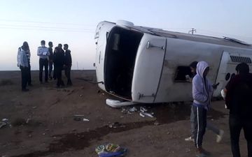 واژگونی خونین اتوبوس مسافربری /33 نفر زخمی شدند