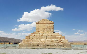 حتی یک خیابان به نام کوروش نداریم