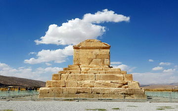 حتی یک خیابان به نام کوروش نداریم