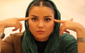 تصاویری جذاب از افسانه پاکرو با لباس ساده و گشاد/ خانم بازیگر گونی هم تنش کنه بهش میاد!