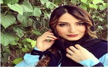 تیپ زمستانی خانم بازیگر کنار درخت کریسمس زیبایش