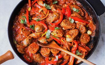 راز پخت سوسیس بندری به سبک ساندویچی‌ها؛ طعمی بی‌نظیر و رنگی دل‌انگیز | فیلم